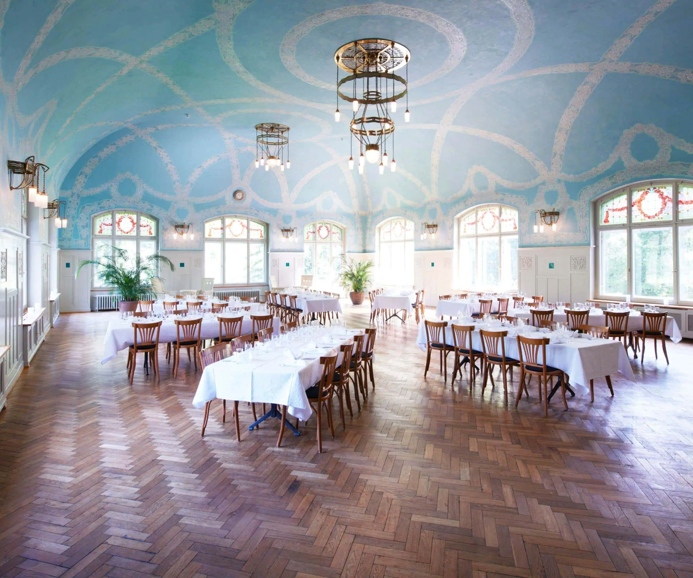 Urlaubstipp für Familien von Good Travel: Saal im Kurhaus Bergün in Graubünden, Schweiz // HIMBEER