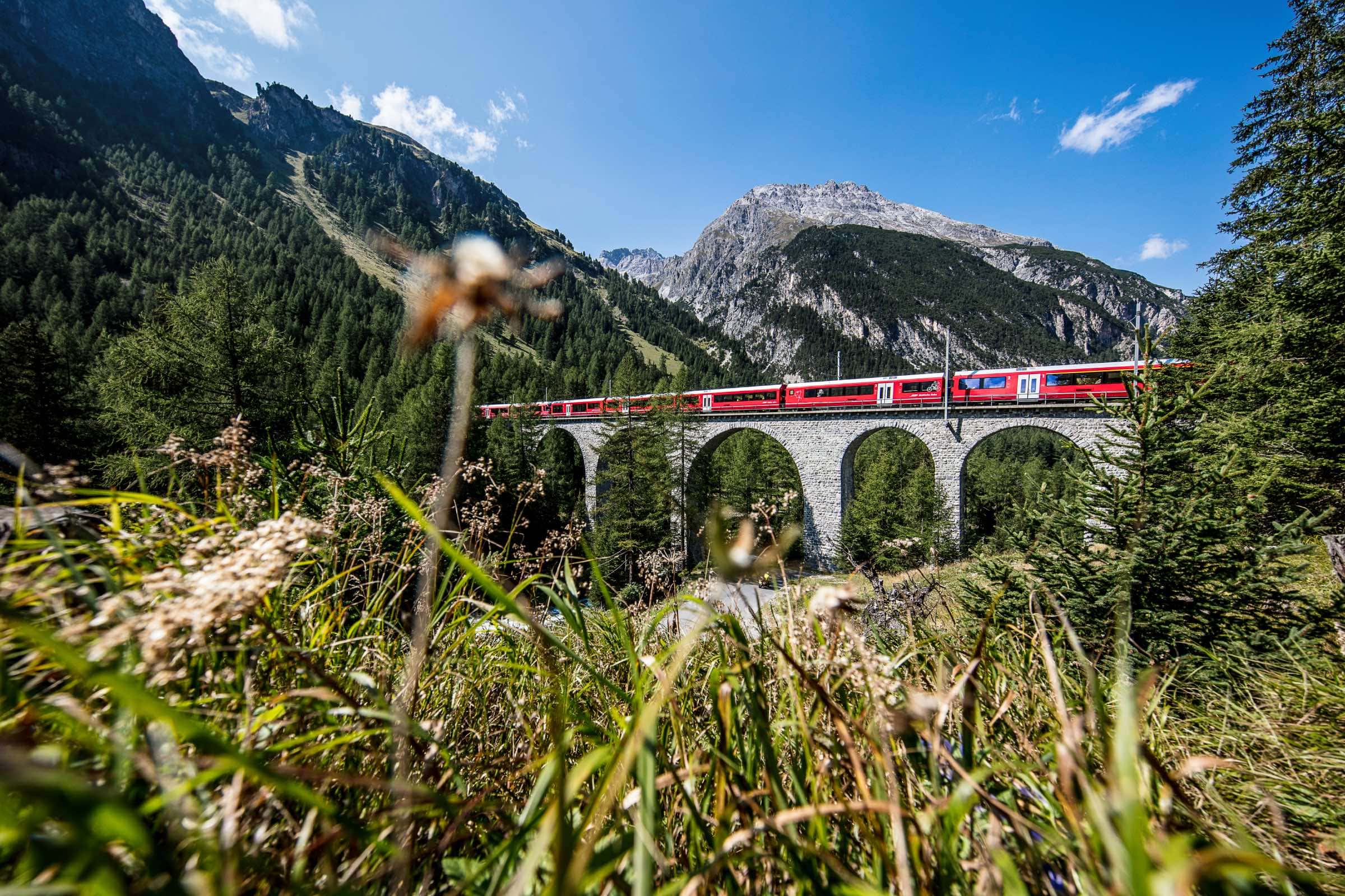 Mit dem Zug durch die Schweiz – Rhätische Bahn // HIMBEER