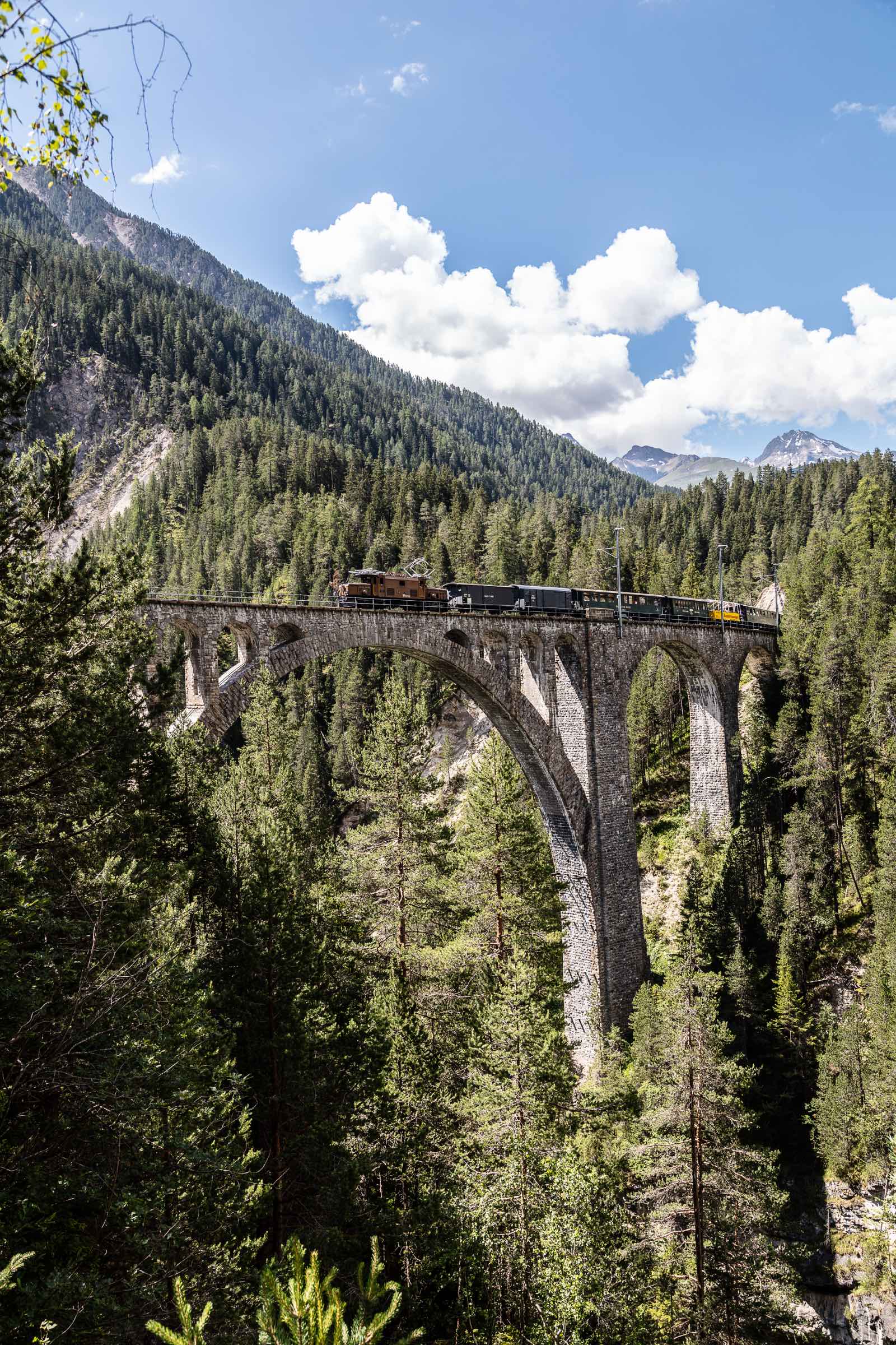 Mit dem Zug durch die Schweiz – Rhätische Bahn // HIMBEER