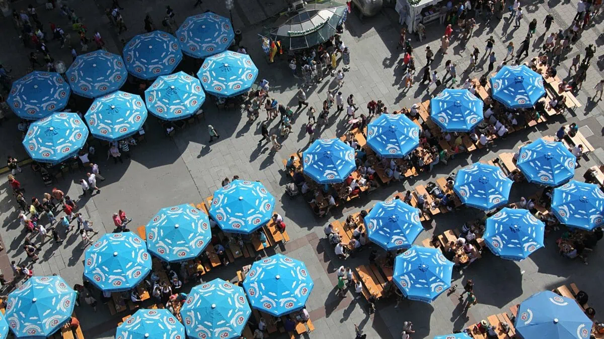Sonnenschirme auf dem Münchner Marienplatz // HIMBEER