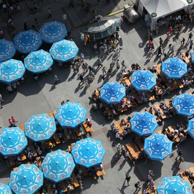 Sonnenschirme auf dem Münchner Marienplatz // HIMBEER