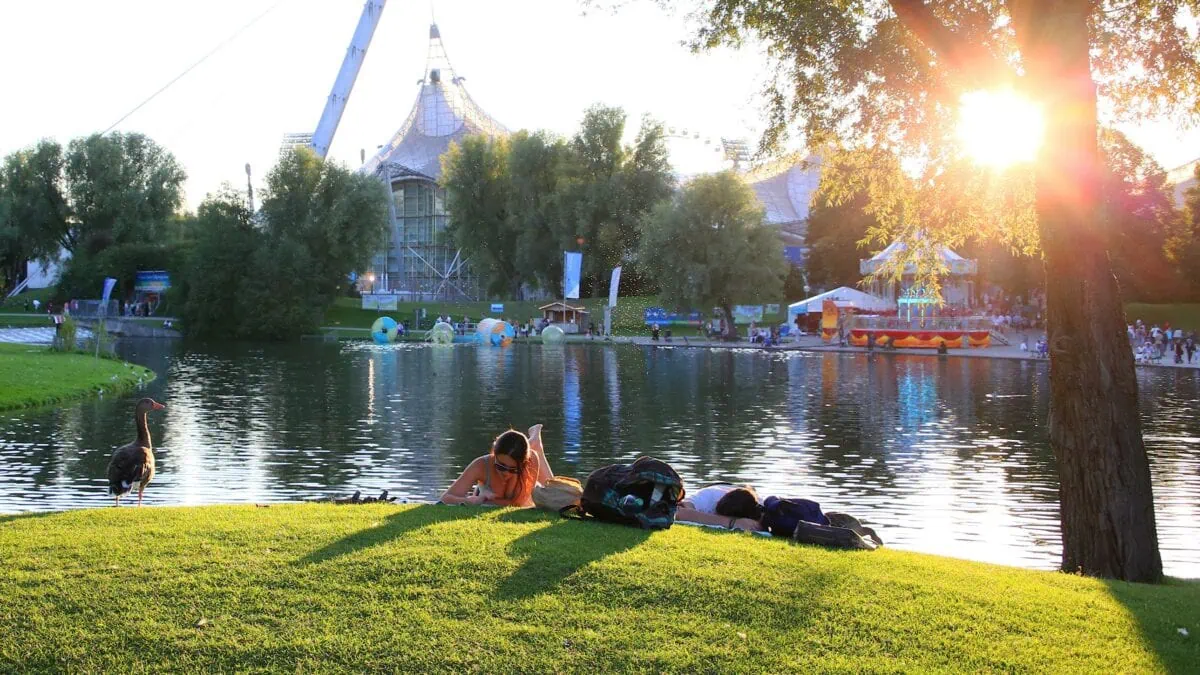 Entspannen und feiern im Olympiapark München // HIMBEER