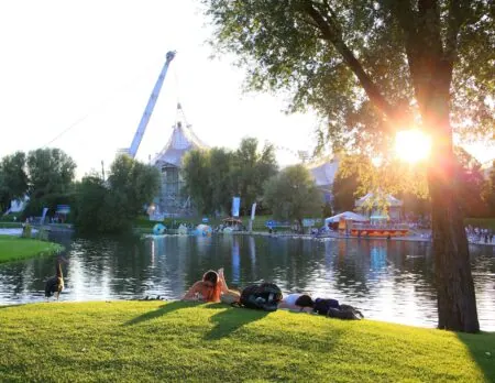 Entspannen und feiern im Olympiapark München // HIMBEER