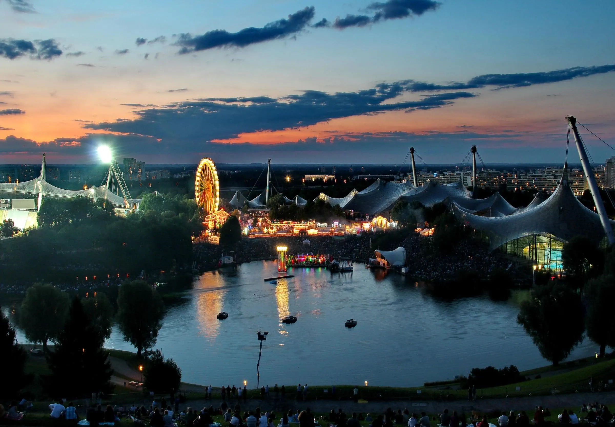 Festival in München: Abendstimmung am Olympiapark München // HIMBEER