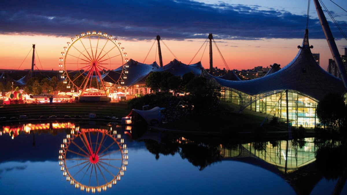 Festivals im August: Abendstimmung am Olympiapark München // HIMBEER