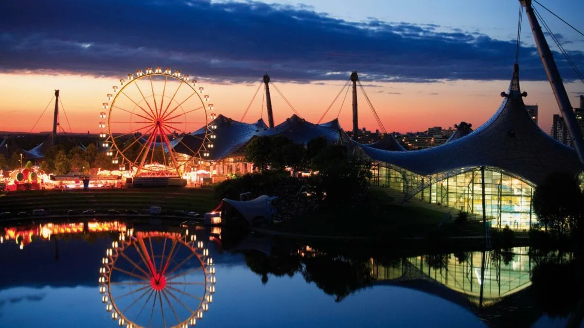 Festivals im August: Abendstimmung am Olympiapark München // HIMBEER