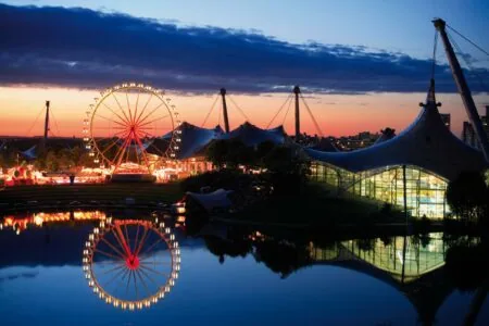 Festivals im August: Abendstimmung am Olympiapark München // HIMBEER