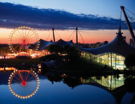 Festivals im August: Abendstimmung am Olympiapark München // HIMBEER