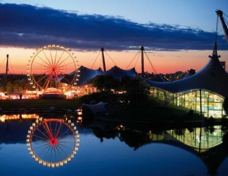 Festivals im August: Abendstimmung am Olympiapark München // HIMBEER