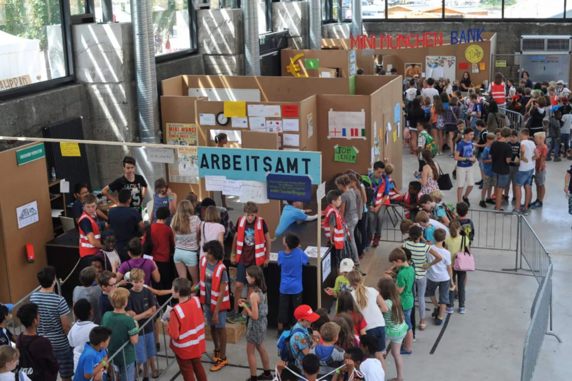 Feste und Festivals im August: Mini-Münchens Arbeitsamt // HIMBEER 