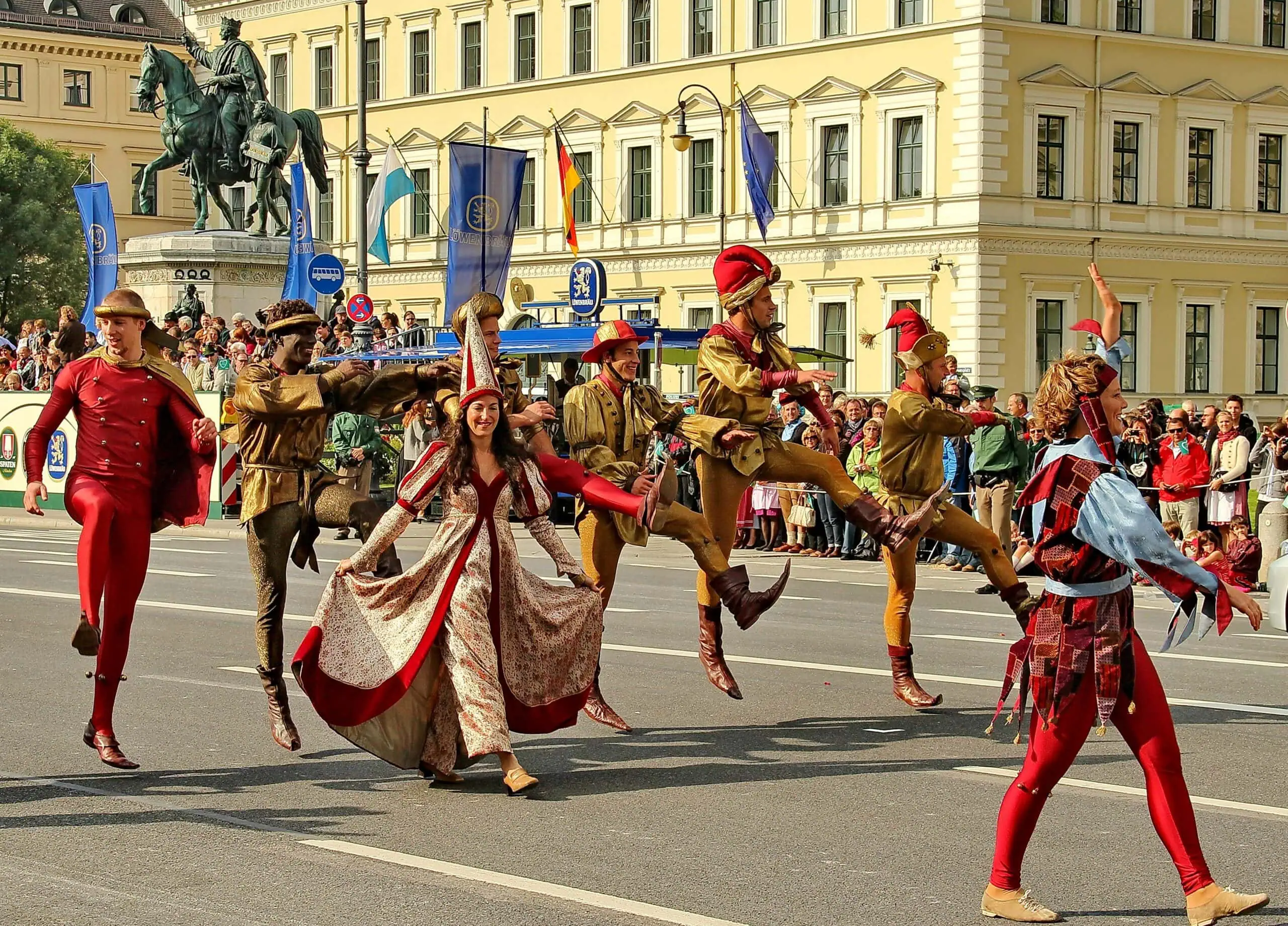 Trachten- und Schützenzug zum Oktoberfest // HIMBEER