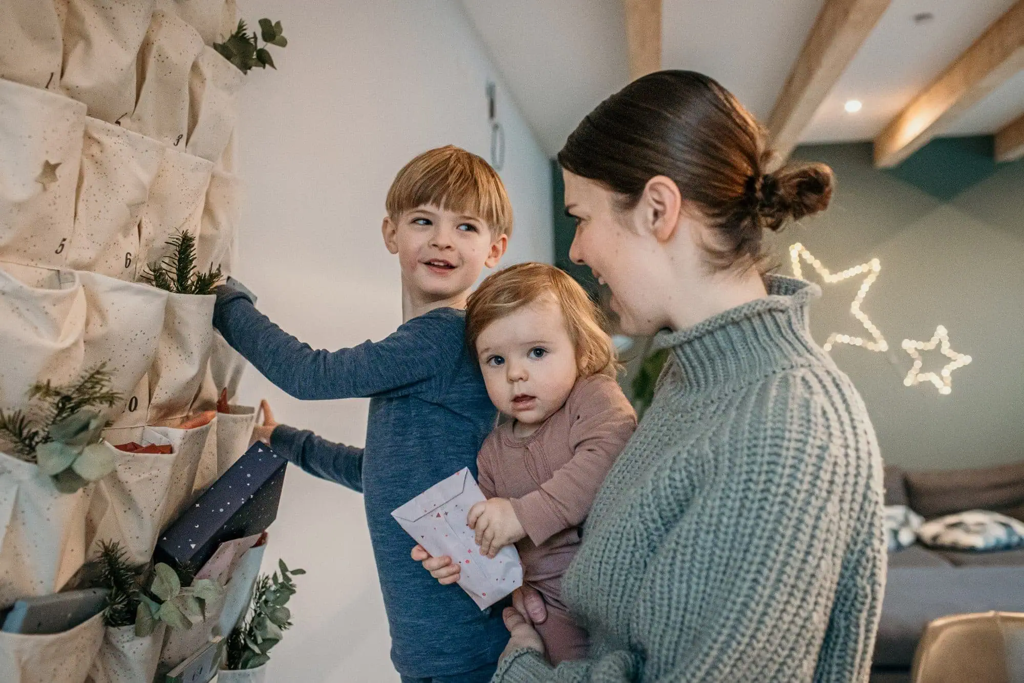 Mutter und Kinder am Adventskalender – Fotografieren mit natürlicher Lichtquelle // HIMBEER