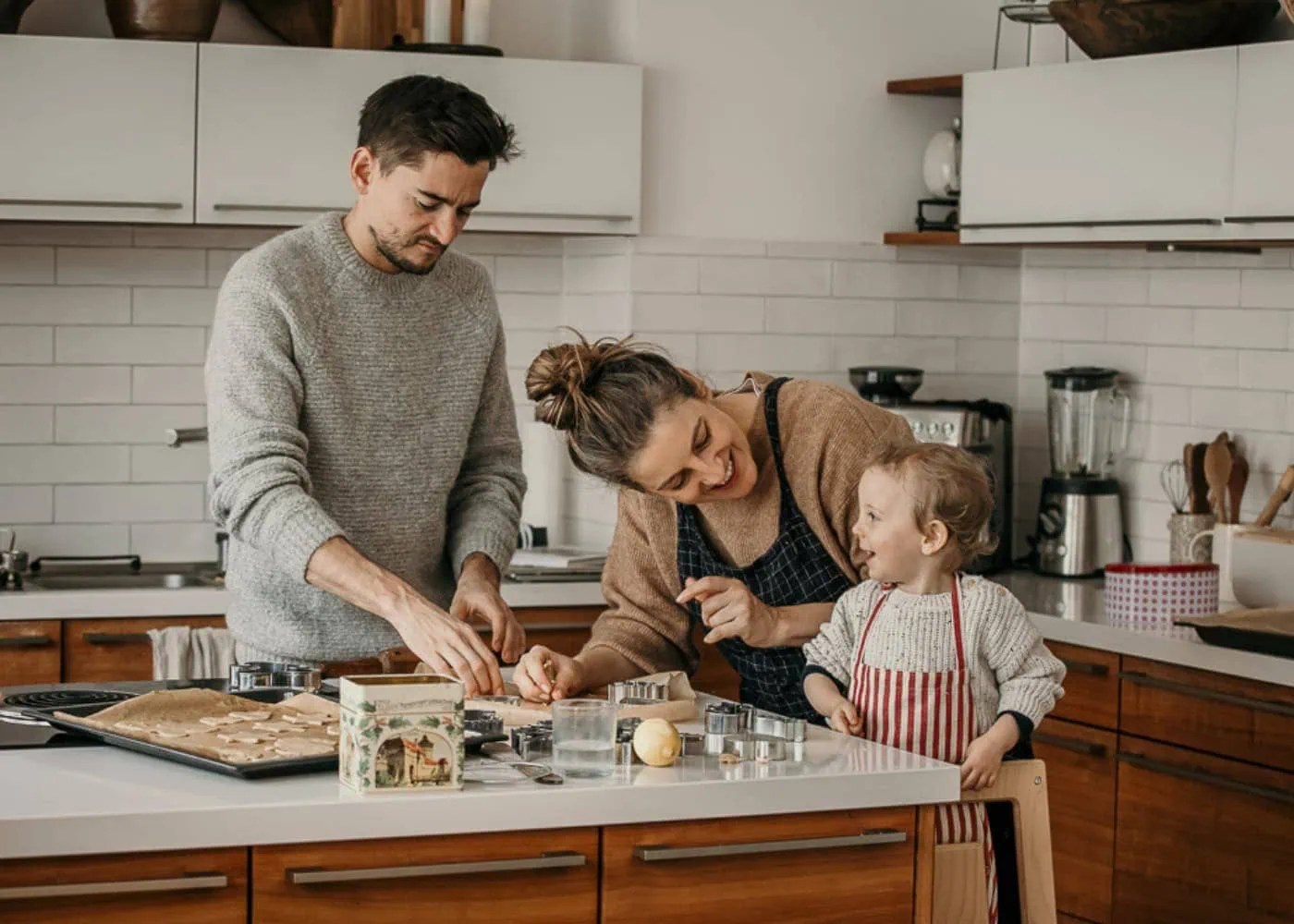 Familie mit Kleinkind backt Kekse – Mutter, Vater, Kind gemeinsam auf einem Bild // HIMBEER