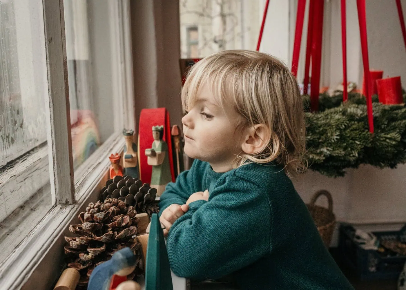 Advents-Fototipps: Wie ihr schöne Bilder von Kindern im Winter macht – Tipps zum Fotografieren von Cindy und Kay Fotografie: Nutzt natürliche Lichtquellen // HIMBEER