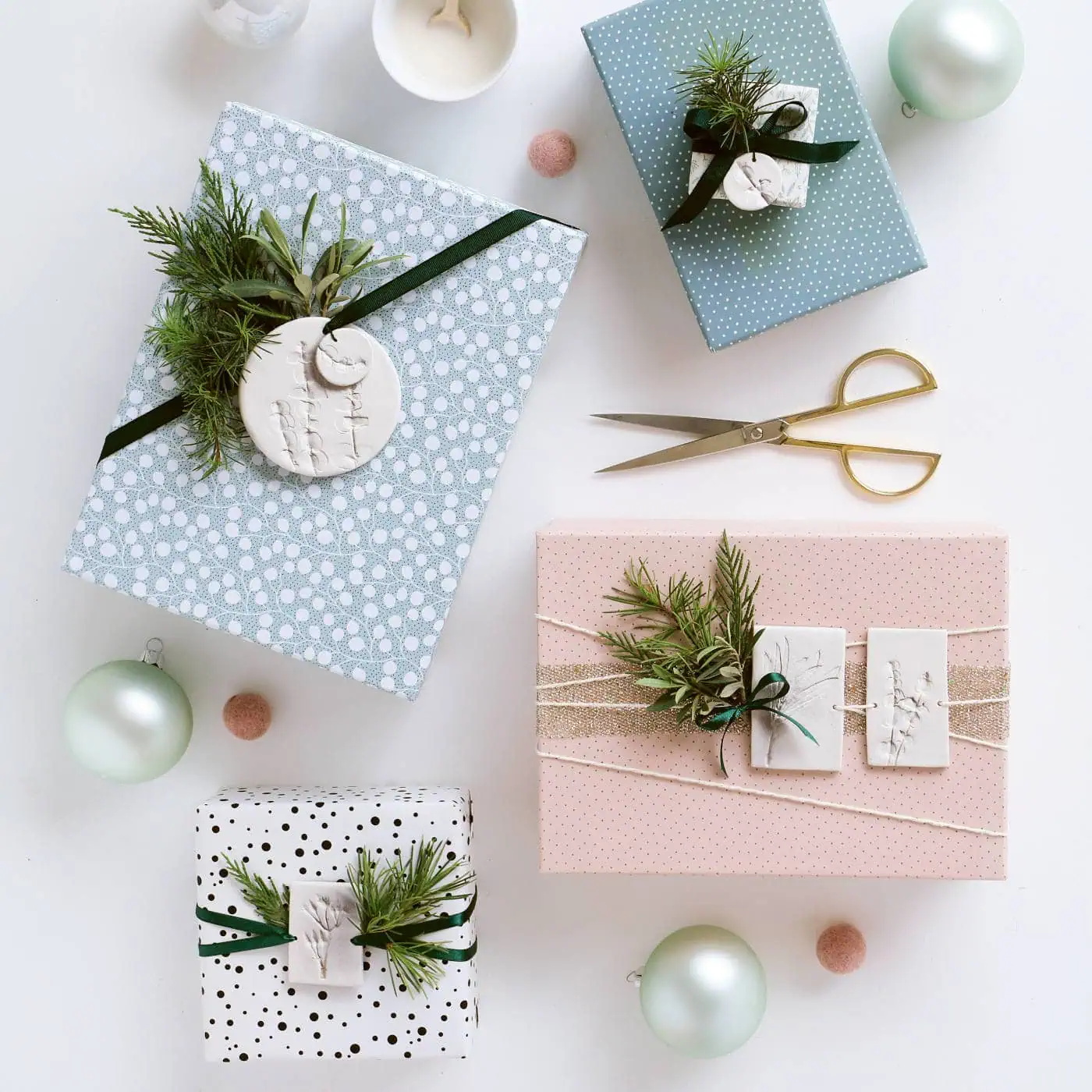 Tolle Bastelidee mit Kindern: Geschenkanhänger für die Weihnachtsgeschenke basteln // HIMBEER