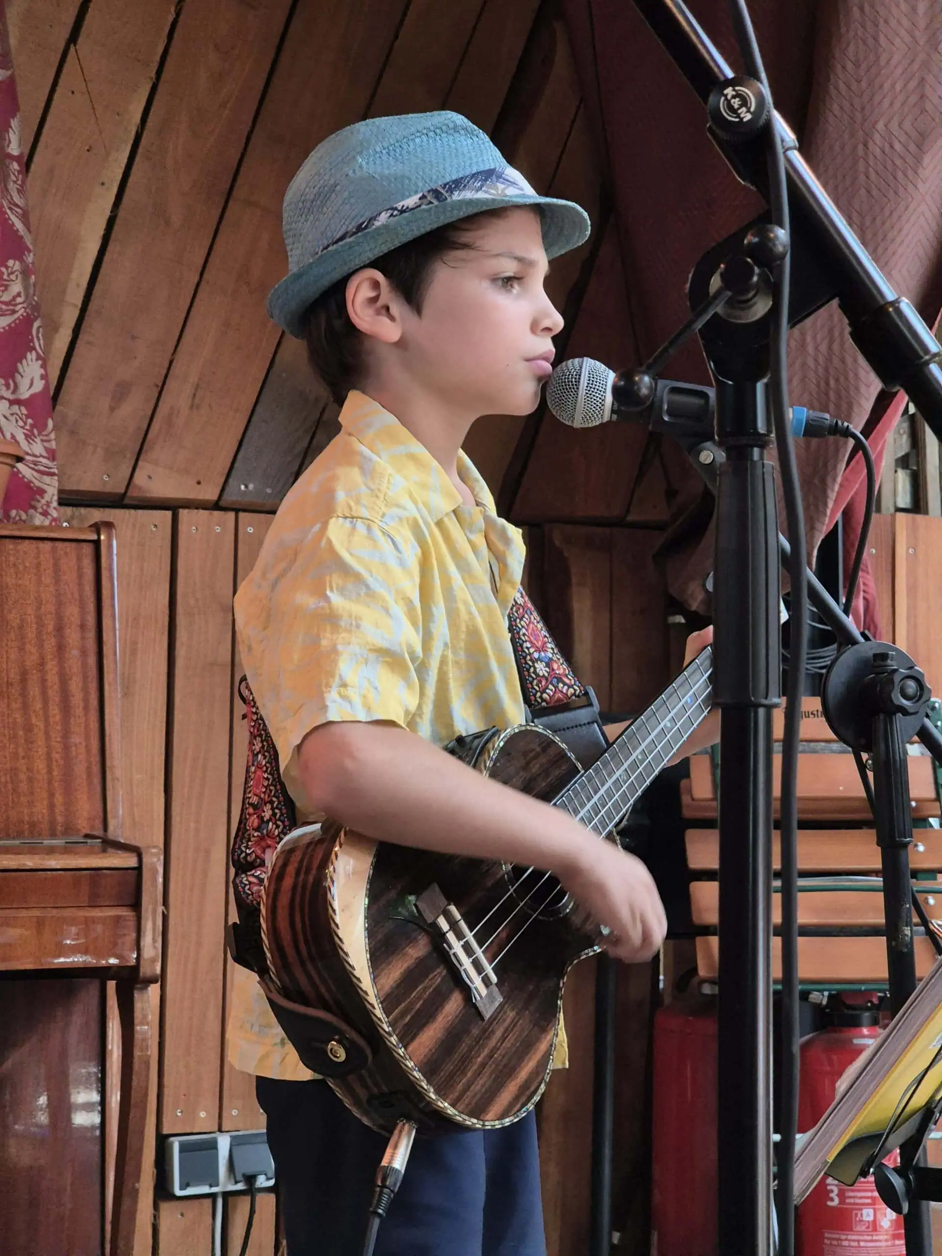 Tipps fürs Wochenende (KW 47) mit Kindern in München: Benefizkonzert Philip mit seiner Ukulele // HIMBEER