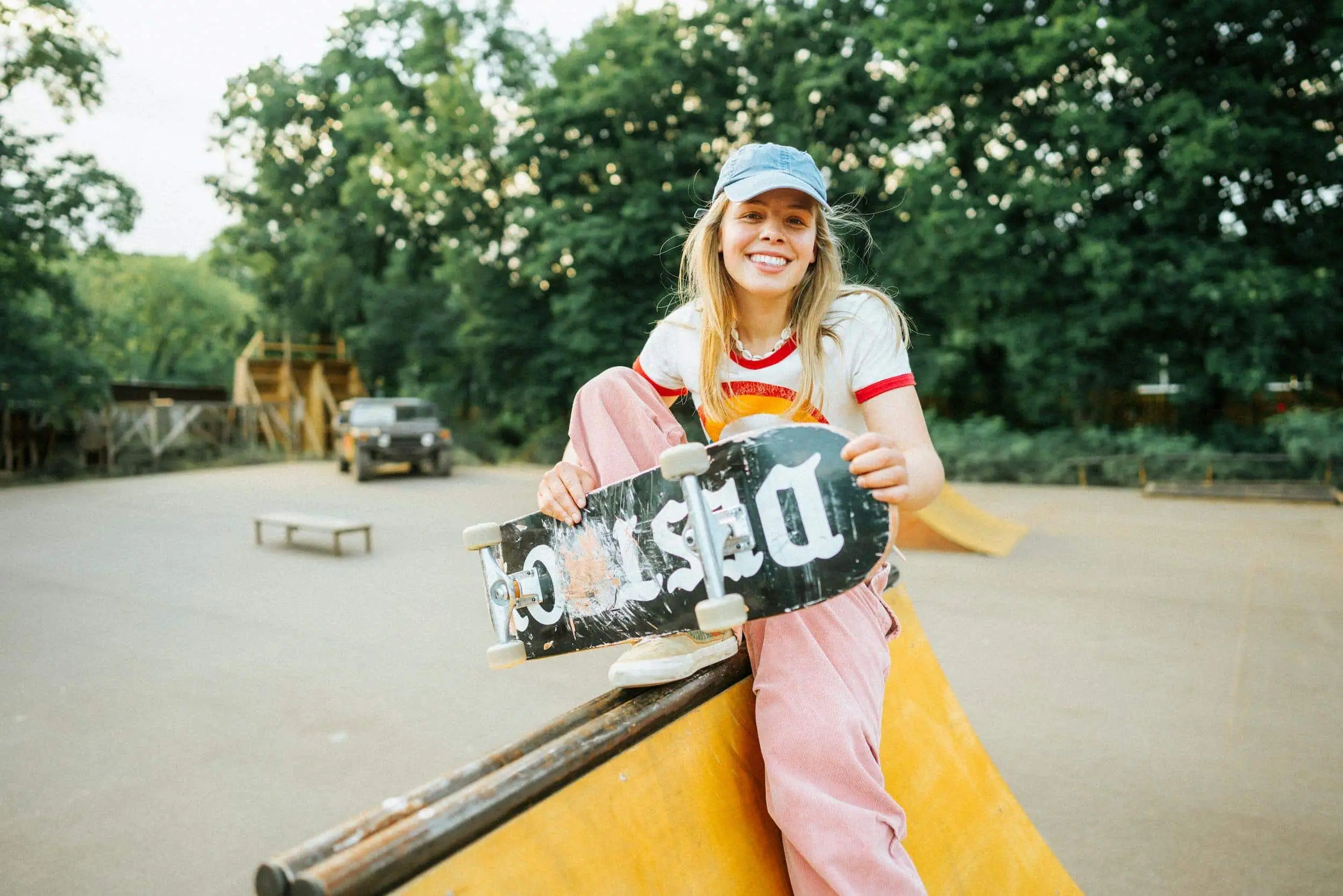 Maja Merkord spielt in der neuen Serie Uferpark – Gute Zeiten Wilde Zeiten die Skaterin Lea.