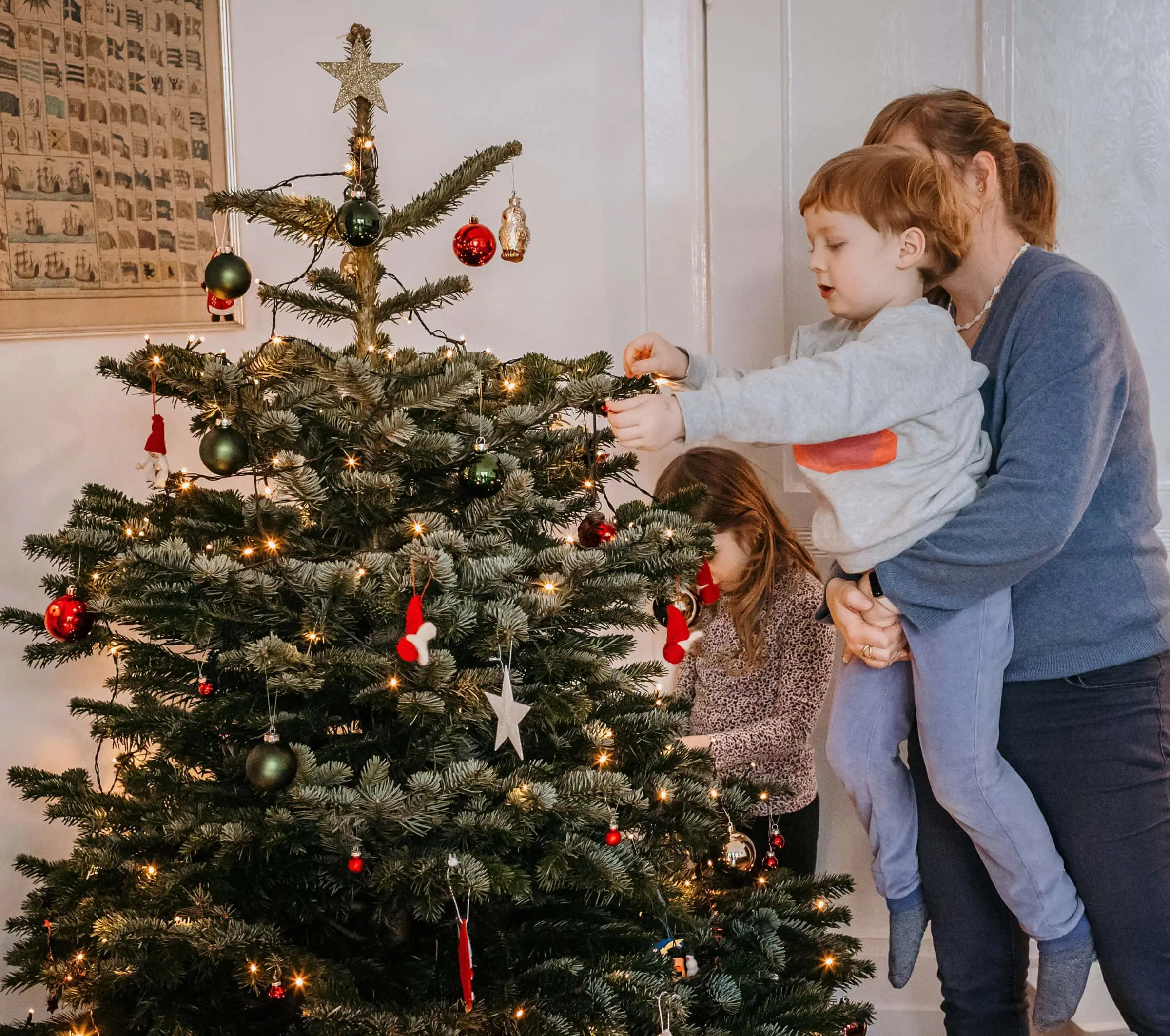 Familien und ihre Traditionen und Rituale im Advent und zu Weihnachten: Baum schmücken // HIMBEER