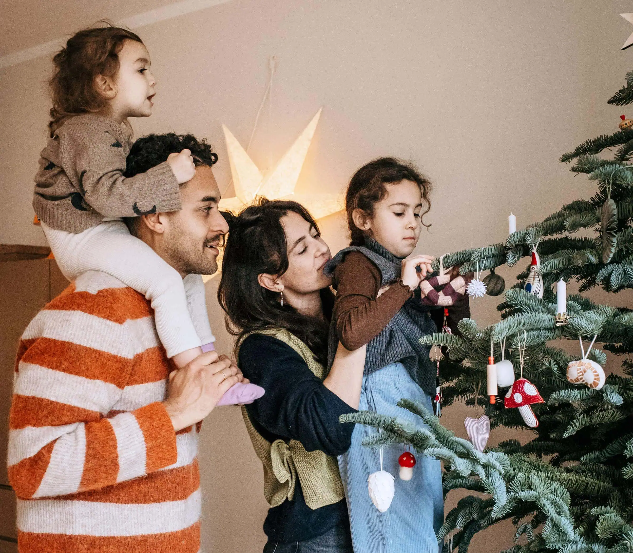 Familien und ihre Traditionen und Rituale im Advent und zu Weihnachten: Baum schmücken // HIMBEER