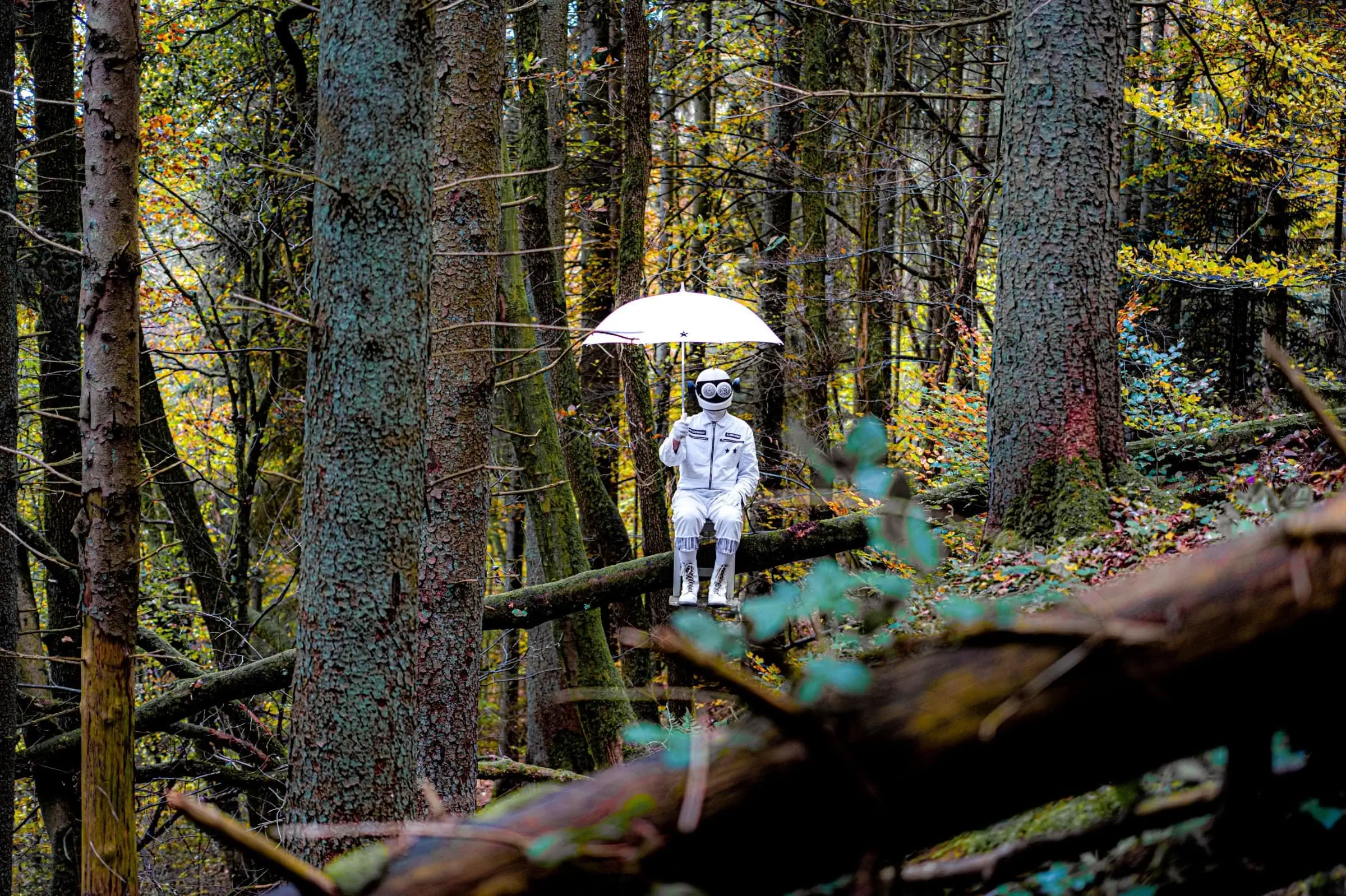 Sitting in the rain, Kyllburg 2023 – Das Bayerische Nationalmuseum widmet dem Künstler Stefan Seffrin und seinem Projekt des Psychonauten (2019-2024) die erste große Einzelausstellung // HIMBEER