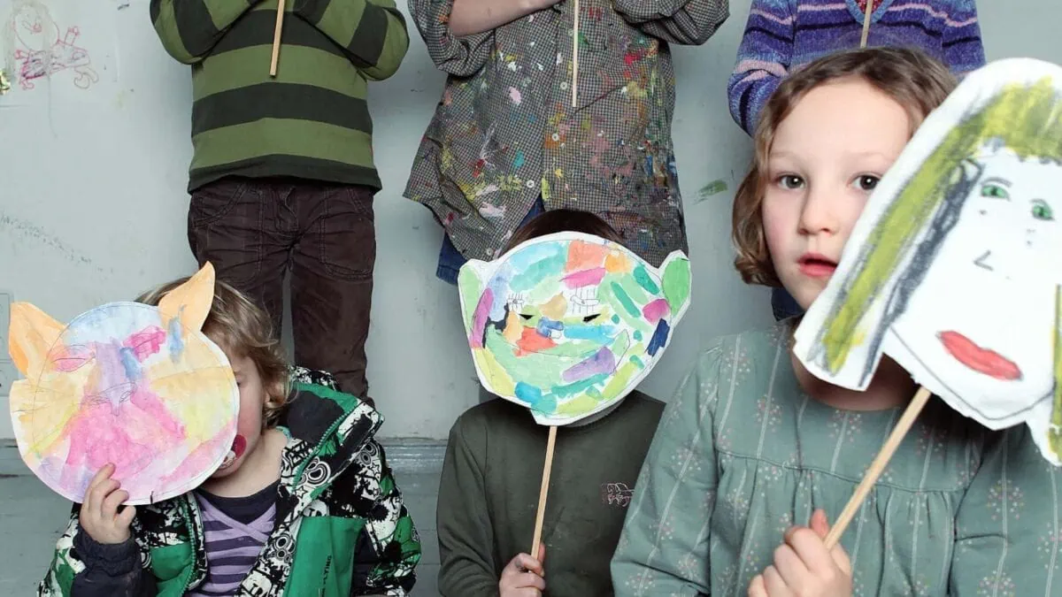 DIY-Idee für Kinder zum Verkleiden, Fasching, Karneval – aus Papptellern Kindermasken basteln // HIMBEER