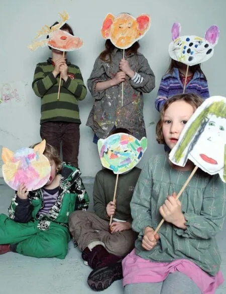DIY-Idee für Kinder zum Verkleiden, Fasching, Karneval – aus Papptellern Kindermasken basteln // HIMBEER