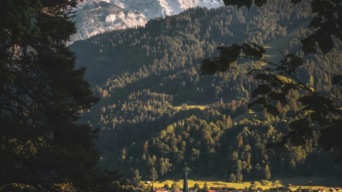 Garmisch-Partenkirchen – Ferienwohnung für Familien im Heimat 1883 // HIMBEER