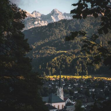 Garmisch-Partenkirchen – Ferienwohnung für Familien im Heimat 1883 // HIMBEER