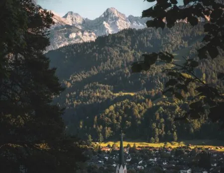 Garmisch-Partenkirchen – Ferienwohnung für Familien im Heimat 1883 // HIMBEER