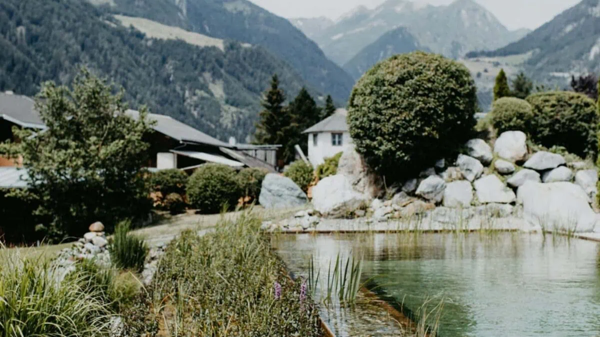 Good Travel-Tipp für Familien: Das Hotel Hinteregger in Osttirol ist ein Familienparadies zum Abschalten vom Alltagsstress: Ansicht des Hotels vor Bergkulisse