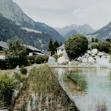 Good Travel-Tipp für Familien: Das Hotel Hinteregger in Osttirol ist ein Familienparadies zum Abschalten vom Alltagsstress: Ansicht des Hotels vor Bergkulisse