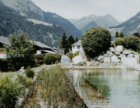 Good Travel-Tipp für Familien: Das Hotel Hinteregger in Osttirol ist ein Familienparadies zum Abschalten vom Alltagsstress: Ansicht des Hotels vor Bergkulisse