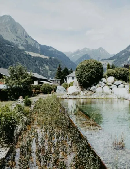 Good Travel-Tipp für Familien: Das Hotel Hinteregger in Osttirol ist ein Familienparadies zum Abschalten vom Alltagsstress: Ansicht des Hotels vor Bergkulisse
