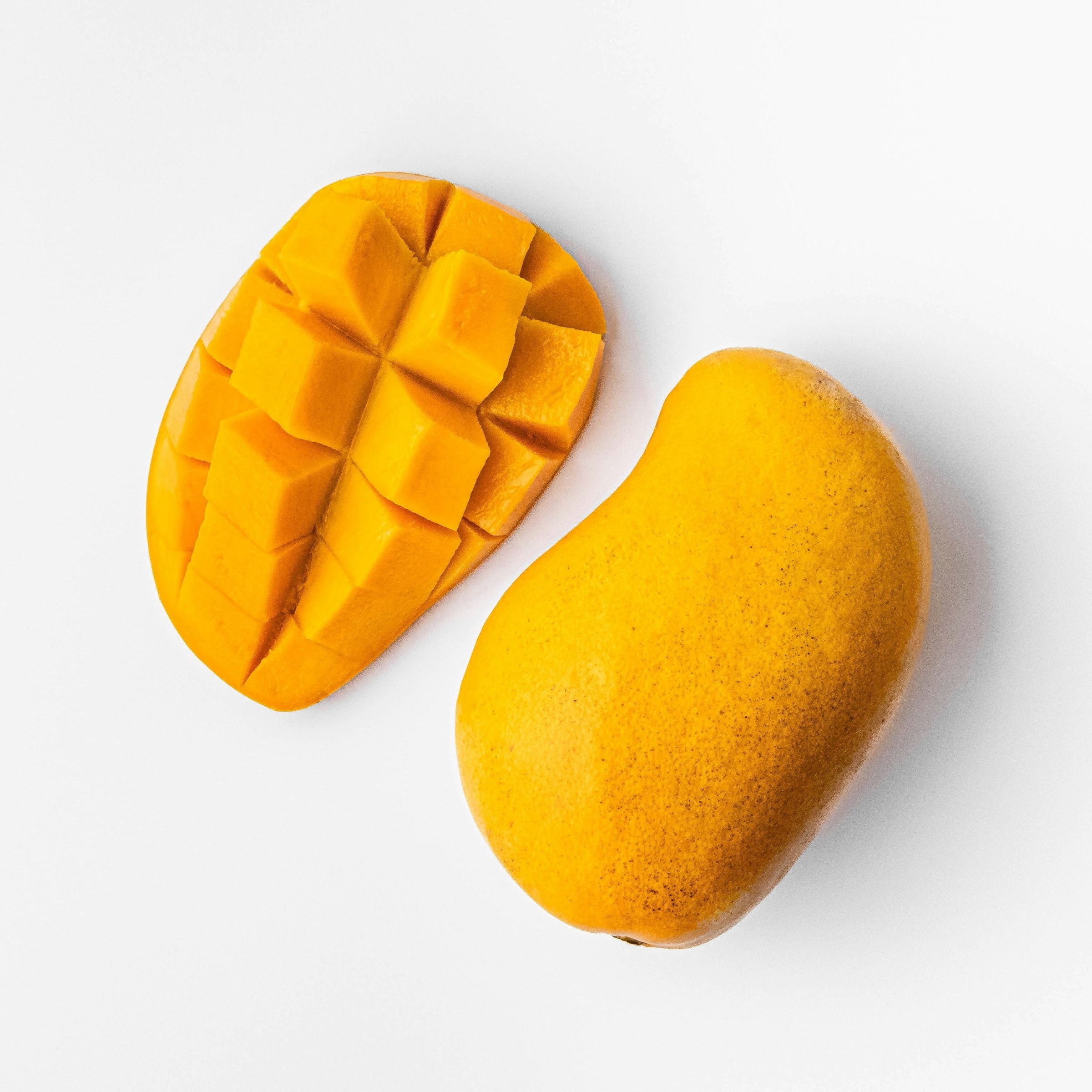 Zutaten für einen Gute-Nacht-Brei mit Mangopüree für Babys und Kleinkinder: Mango in Würfel schneiden