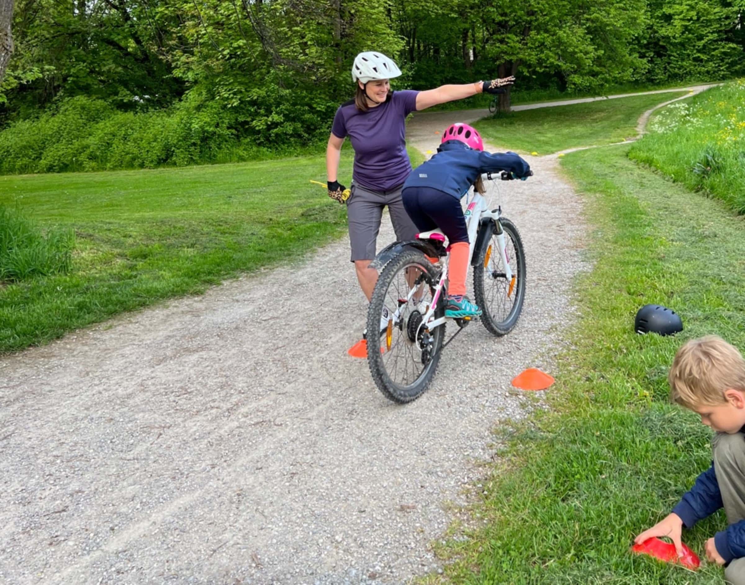 Aktive Sommerferienkurse für Kinder in München: Radl-Spaß mit den IsarRadlKids // HIMBEER