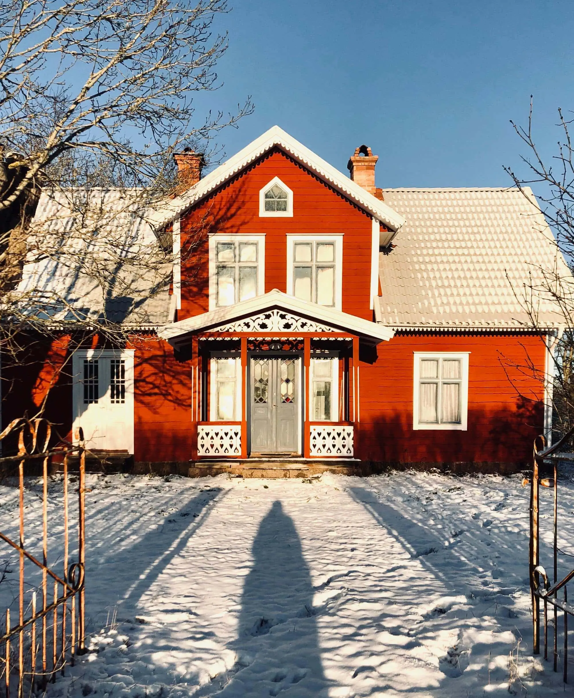 Good Travel-Tipp für Familien mit Kindern: Urlaub im traditionellen Schwedenhaus in Smaland – Ansicht Ferienhaus im Winter