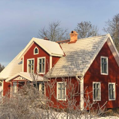 Good Travel-Tipp für Familien mit Kindern: Urlaub im traditionellen Schwedenhaus in Smaland – Ansicht Ferienhaus im Winter