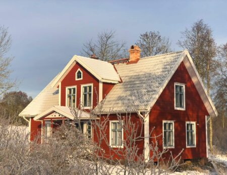Good Travel-Tipp für Familien mit Kindern: Urlaub im traditionellen Schwedenhaus in Smaland – Ansicht Ferienhaus im Winter