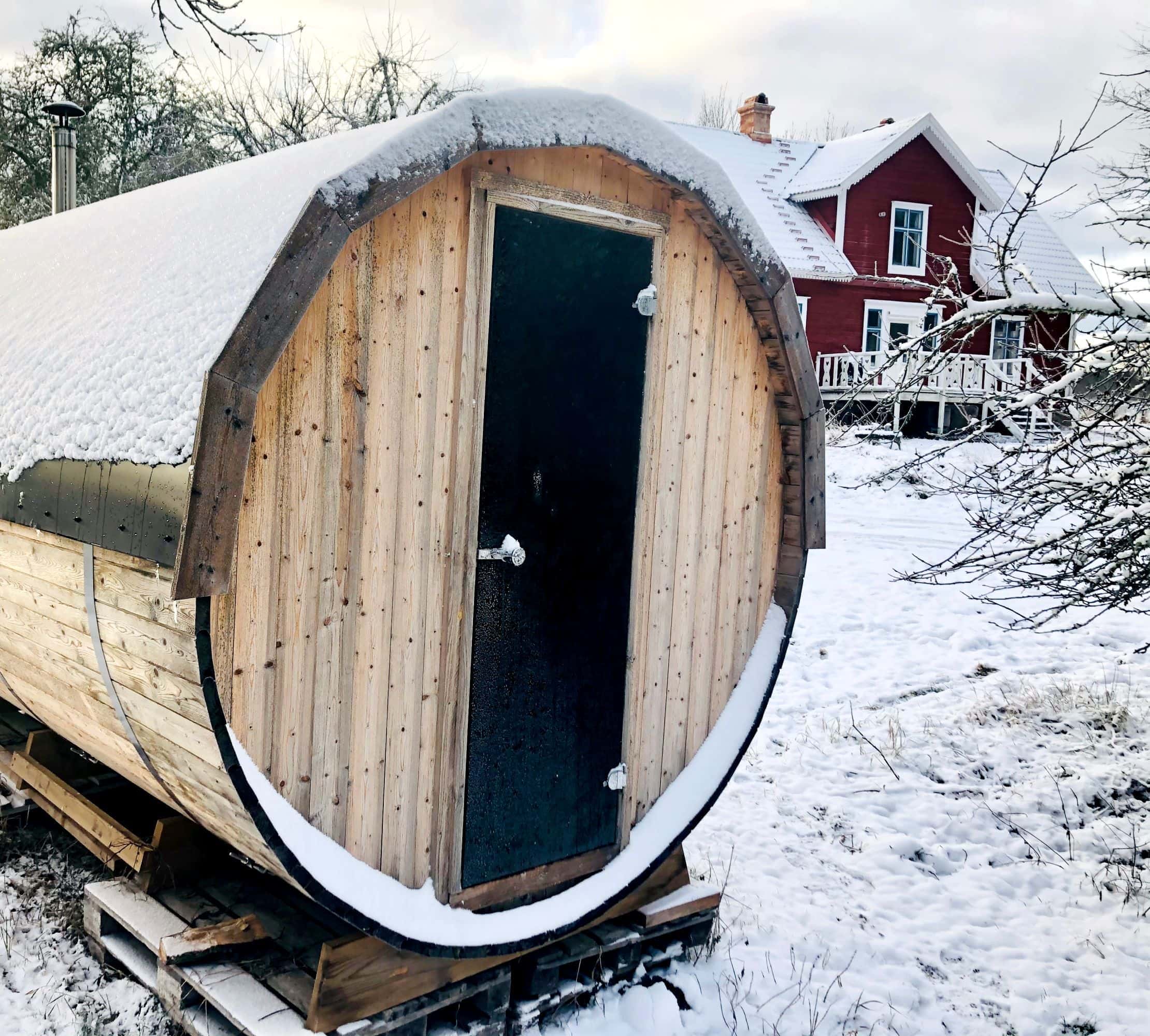 Good Travel-Tipp für Familien mit Kindern: Urlaub im traditionellen Schwedenhaus in Smaland – Ansicht Sauna im Garten von außen