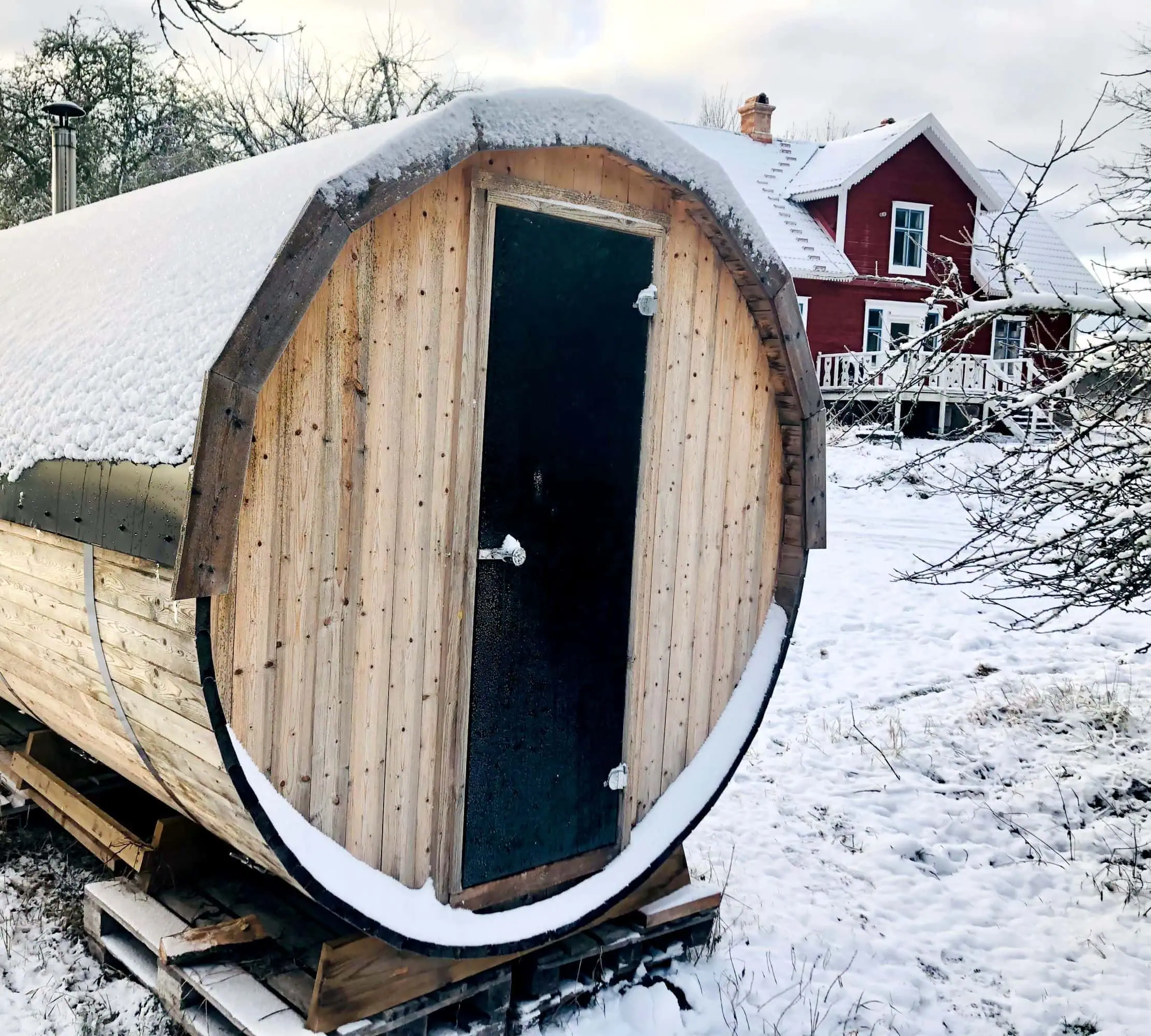 Good Travel-Tipp für Familien mit Kindern: Urlaub im traditionellen Schwedenhaus in Smaland – Ansicht Sauna im Garten von außen