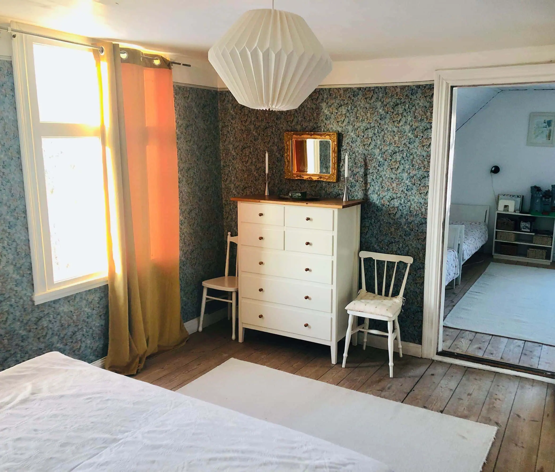 Good Travel-Tipp für Familien mit Kindern: Urlaub im traditionellen Schwedenhaus in Smaland – Ansicht Ferienhaus von innen: Schlafzimmer mit Holzmöbeln
