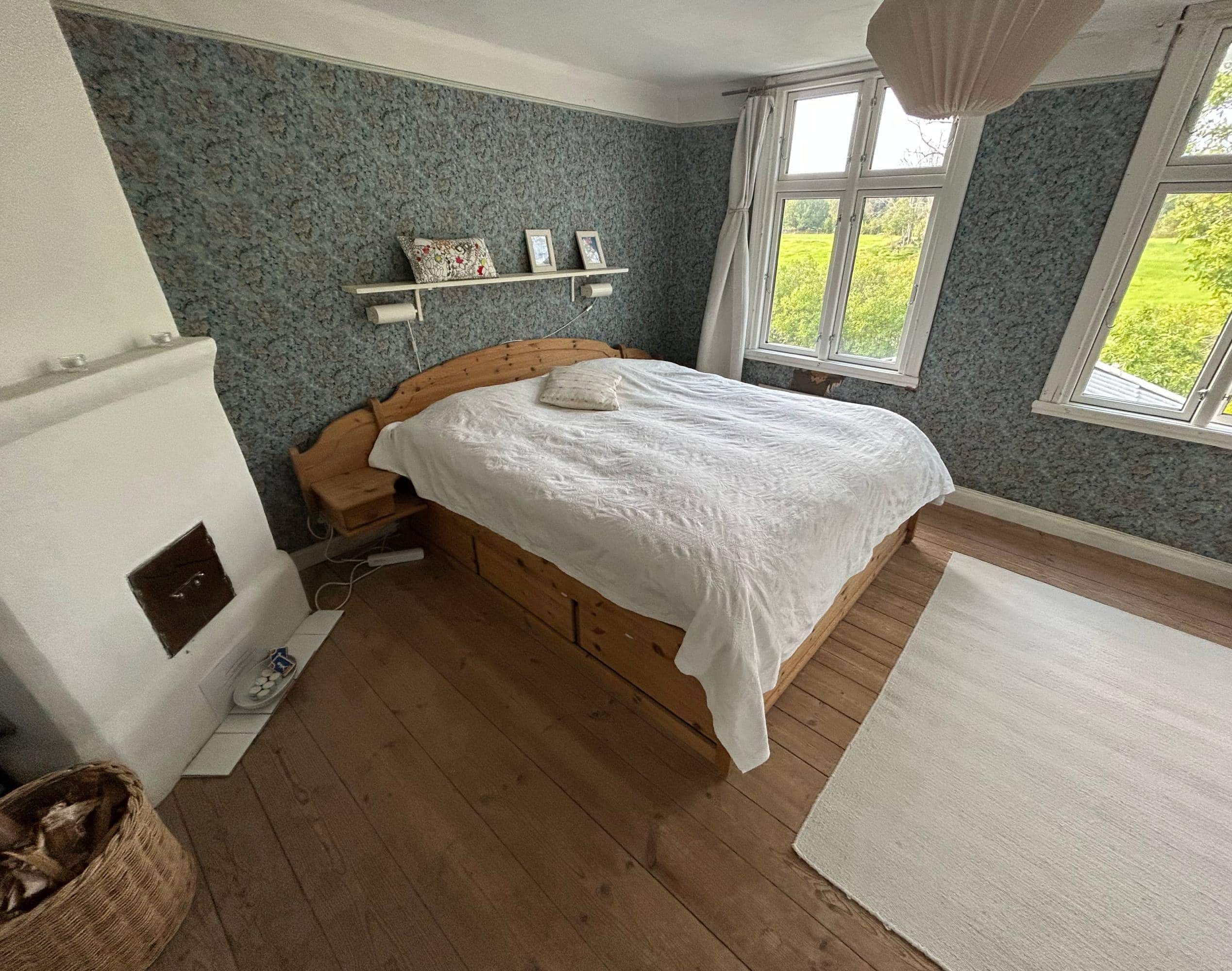 Good Travel-Tipp für Familien mit Kindern: Urlaub im traditionellen Schwedenhaus in Smaland – Ansicht Ferienhaus von innen: Schlafzimmer