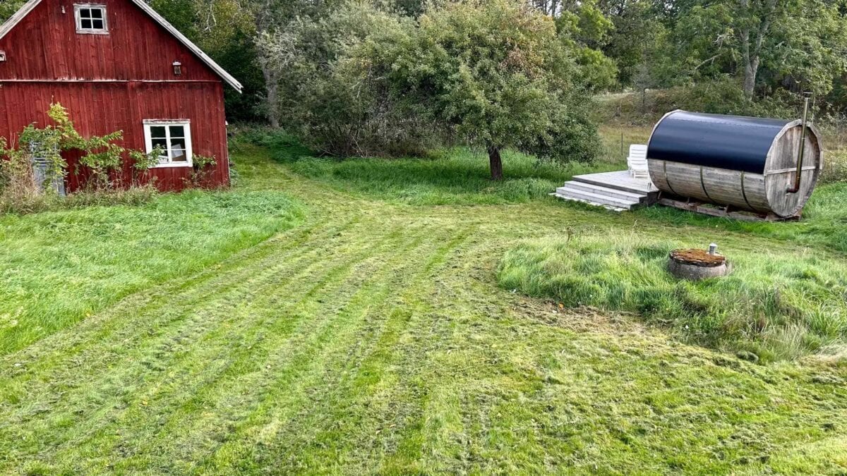 Good Travel-Tipp für Familien mit Kindern: Urlaub im traditionellen Schwedenhaus in Smaland – Ansicht Ferienhaus im Sommer