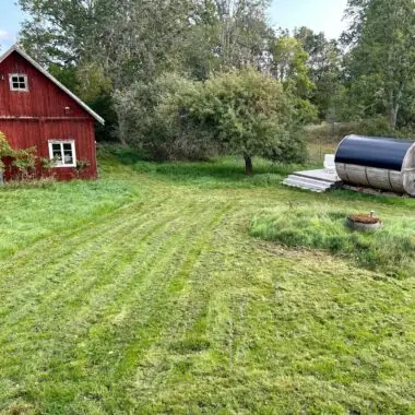 Good Travel-Tipp für Familien mit Kindern: Urlaub im traditionellen Schwedenhaus in Smaland – Ansicht Ferienhaus im Sommer