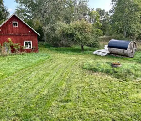 Good Travel-Tipp für Familien mit Kindern: Urlaub im traditionellen Schwedenhaus in Smaland – Ansicht Ferienhaus im Sommer