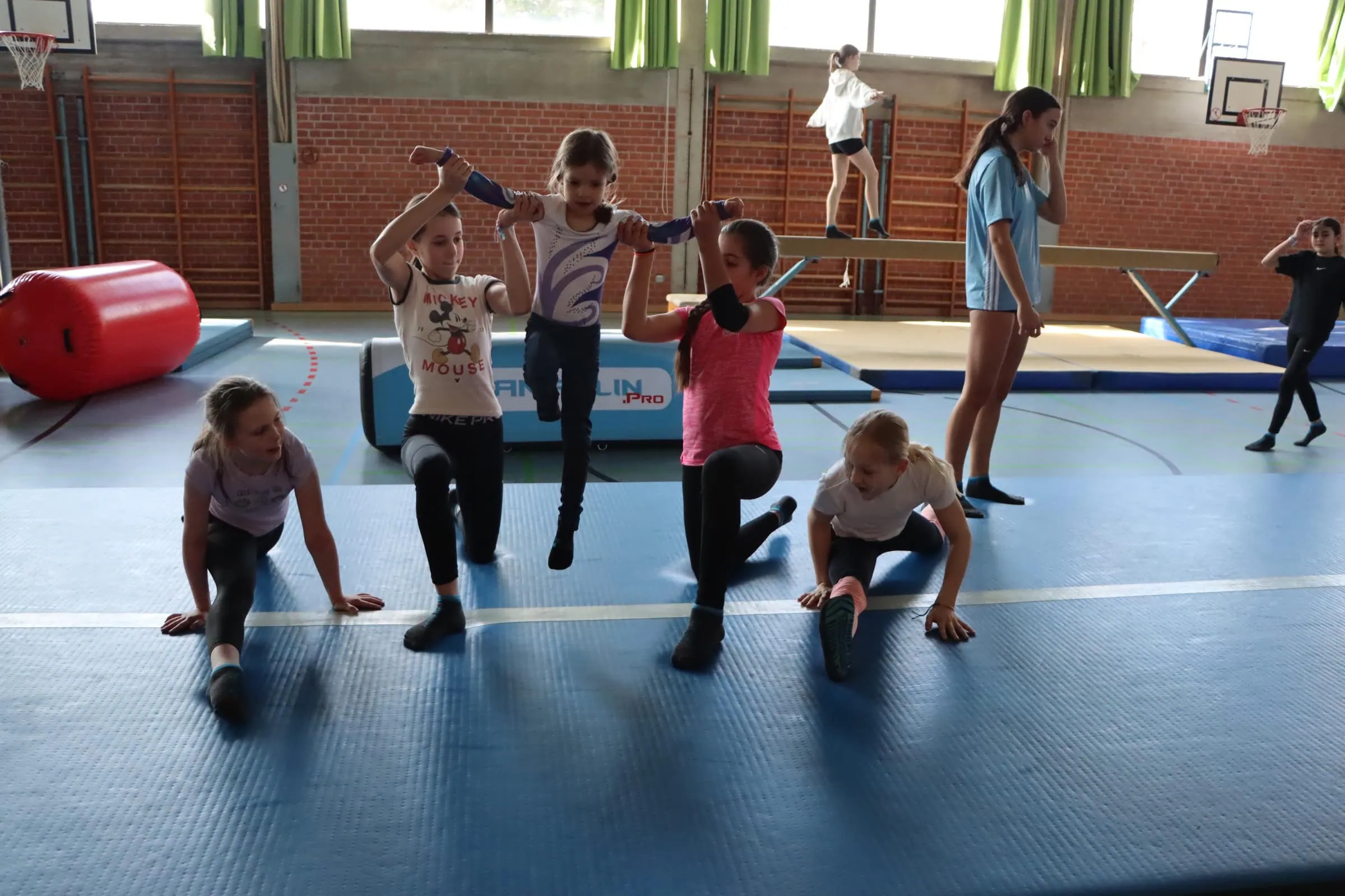 Aktive Sommerferienkurse für Kinder in München: Hoch hinaus bei Trampolin.Pro // HIMBEER 