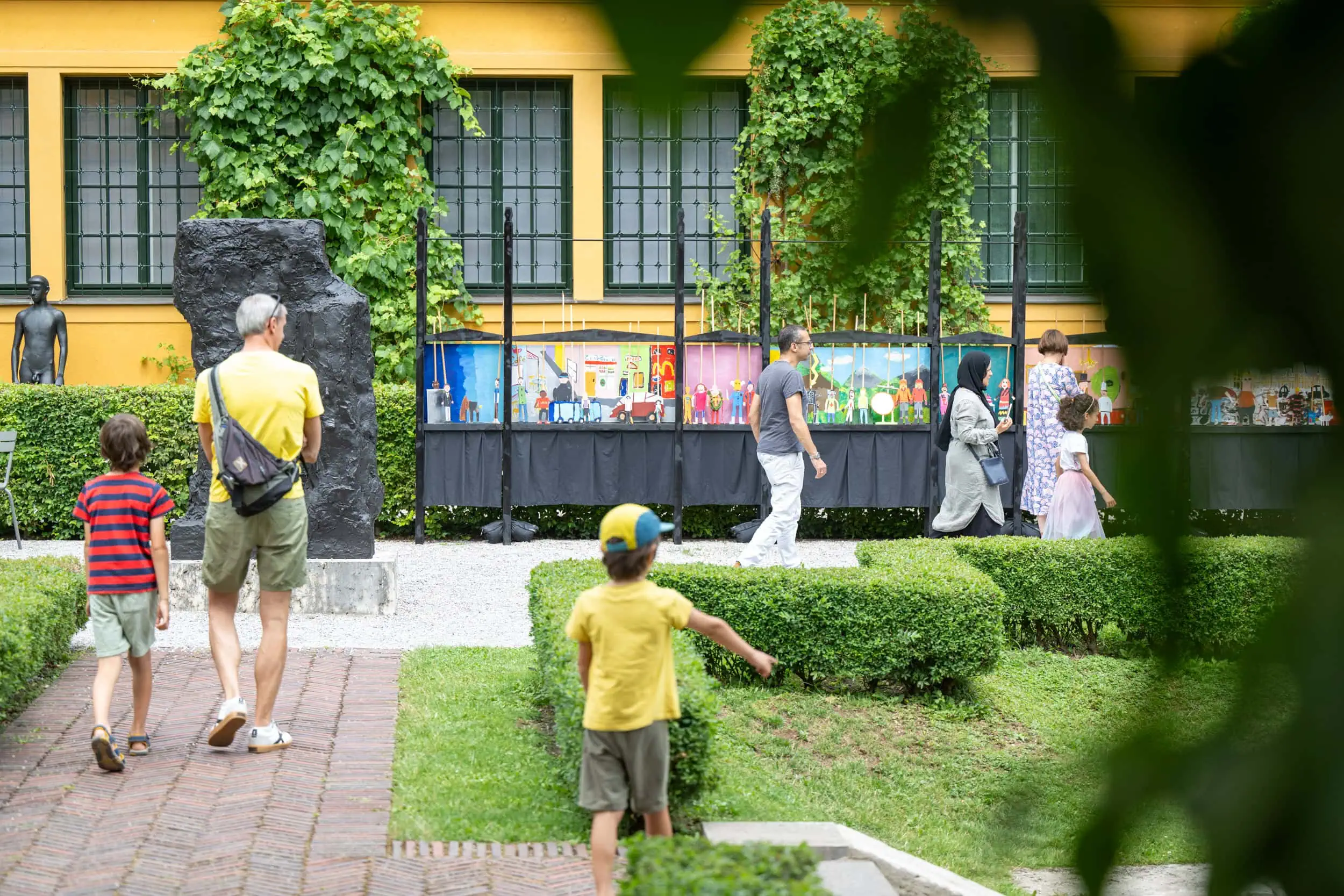 Sommerferienkurse im Museum in München 2025: Figurentheaterwerkstatt im Garten des Lenbachhauses // HIMBEER