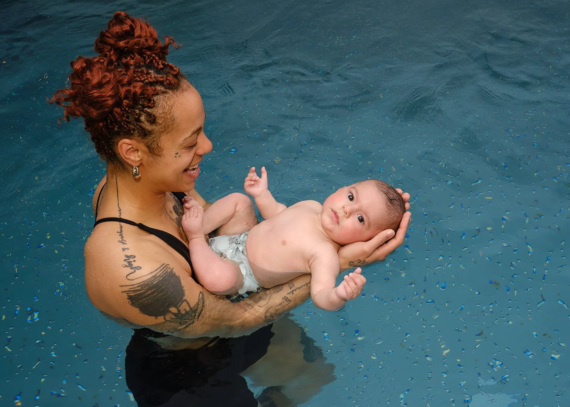 Mutter mit Kind beim Schwimmkurs Aqua and Soul // HIMBEER