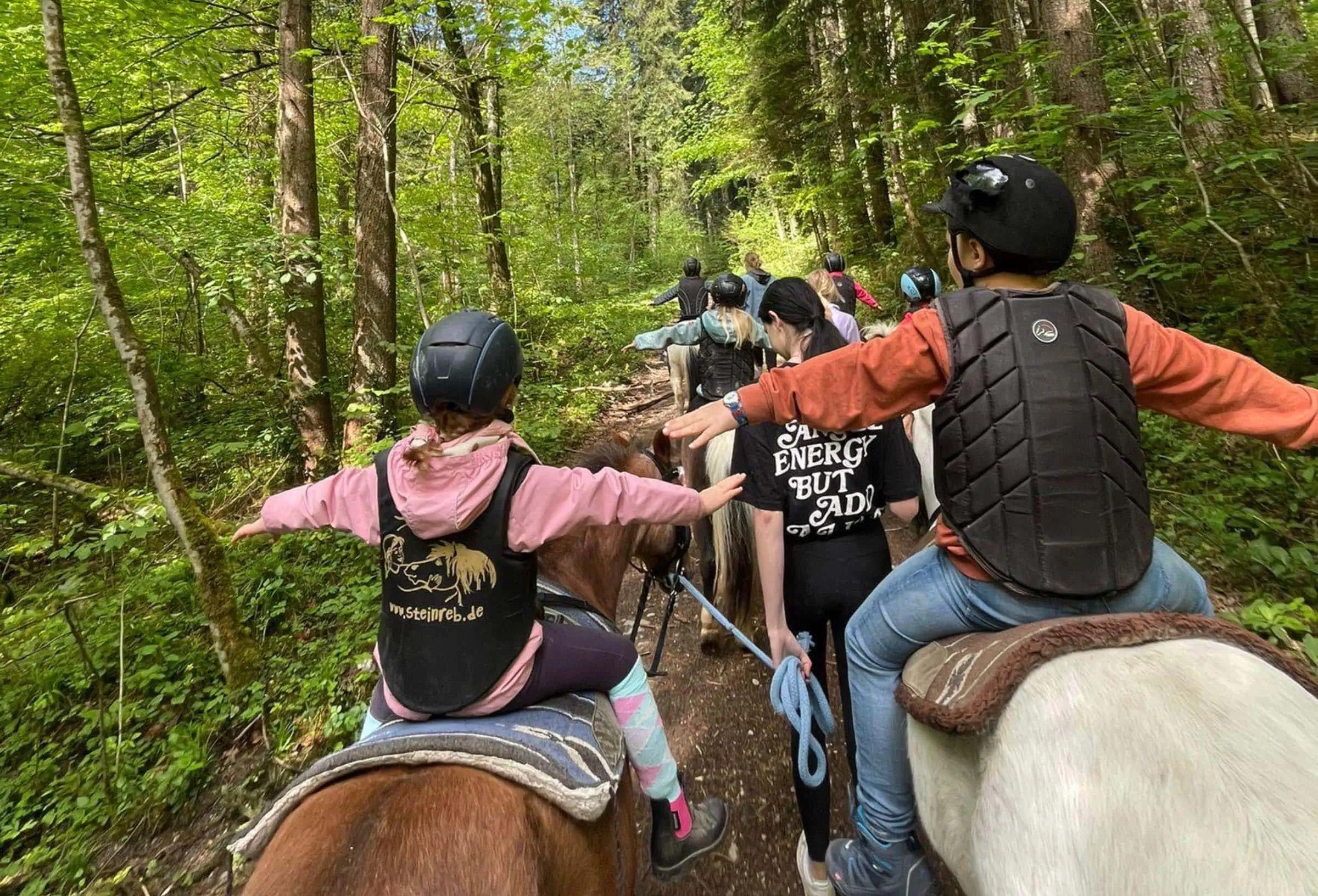 Aktive Sommerferienkurse für Kinder in München: Reitferien auf dem Pferdehof Steinreb // HIMBEER