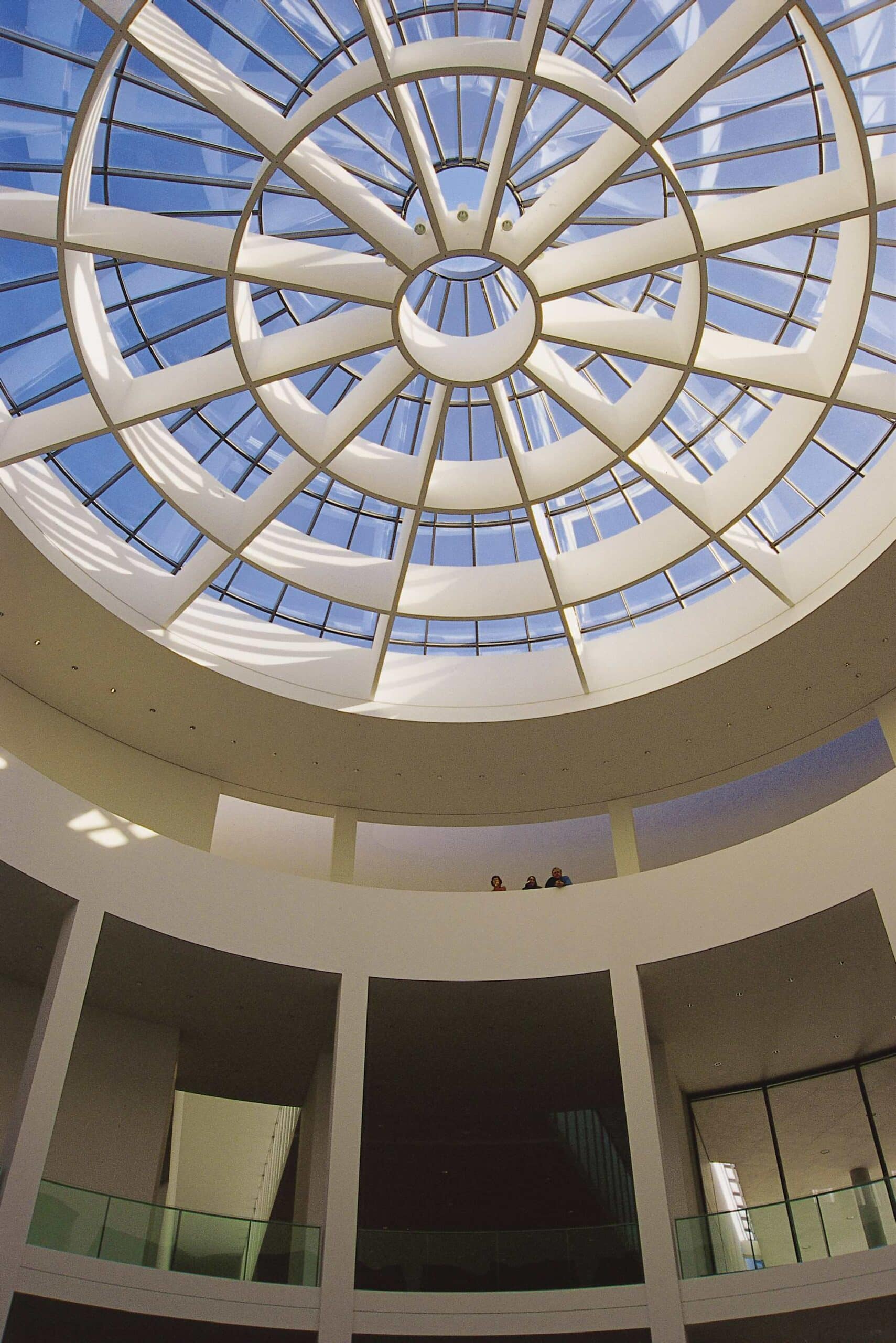 Sommerferienkurse im Museum in München 2025: Pinakothek der Moderne, Rutunde // HIMBEER